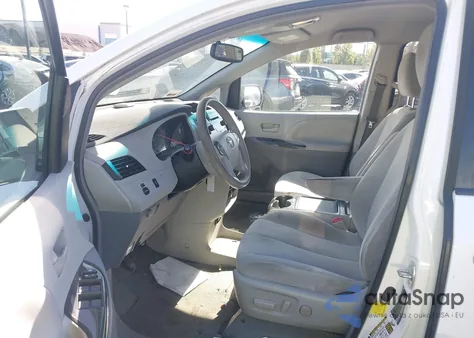 2012 Toyota Sienna Le V6 8 Passenger z USA, uszkodzony, nr VIN 5TDKK3DCXCS197317